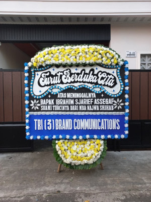 Papan Bunga Duka di Girisa